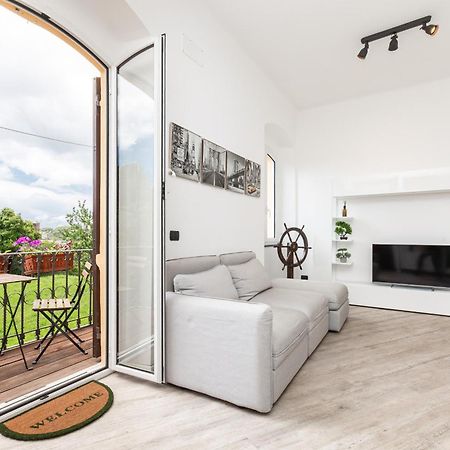 Spacious 3-Bedroom Apartment - 10 Min To City Center & 5 Min To Gaslini Hospital ジェノヴァ エクステリア 写真