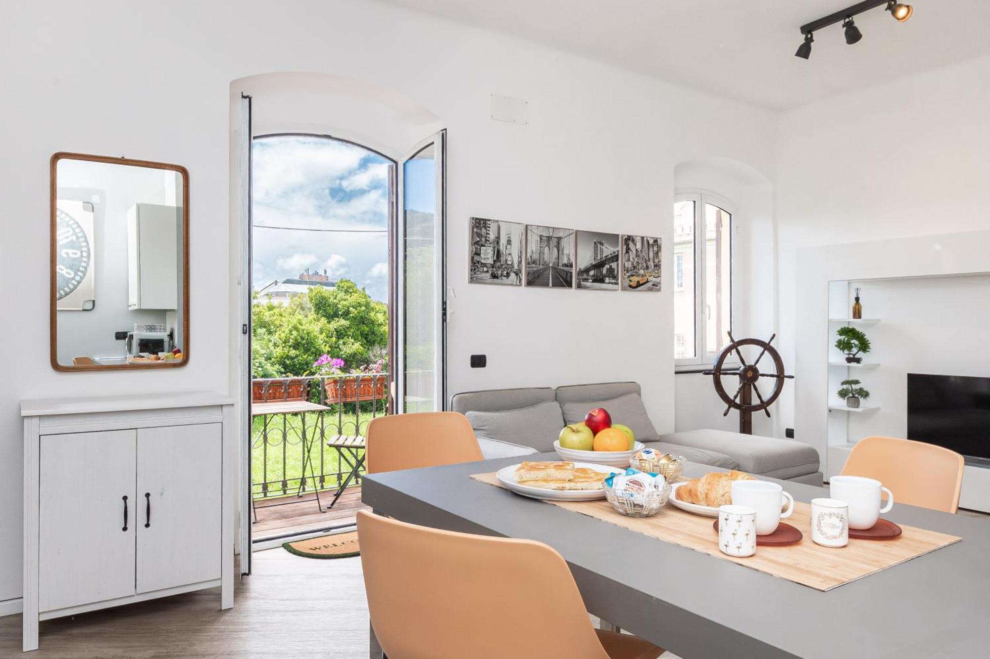 Spacious 3-Bedroom Apartment - 10 Min To City Center & 5 Min To Gaslini Hospital ジェノヴァ エクステリア 写真