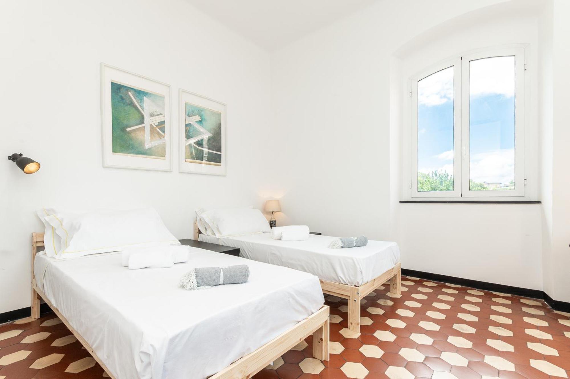 Spacious 3-Bedroom Apartment - 10 Min To City Center & 5 Min To Gaslini Hospital ジェノヴァ エクステリア 写真