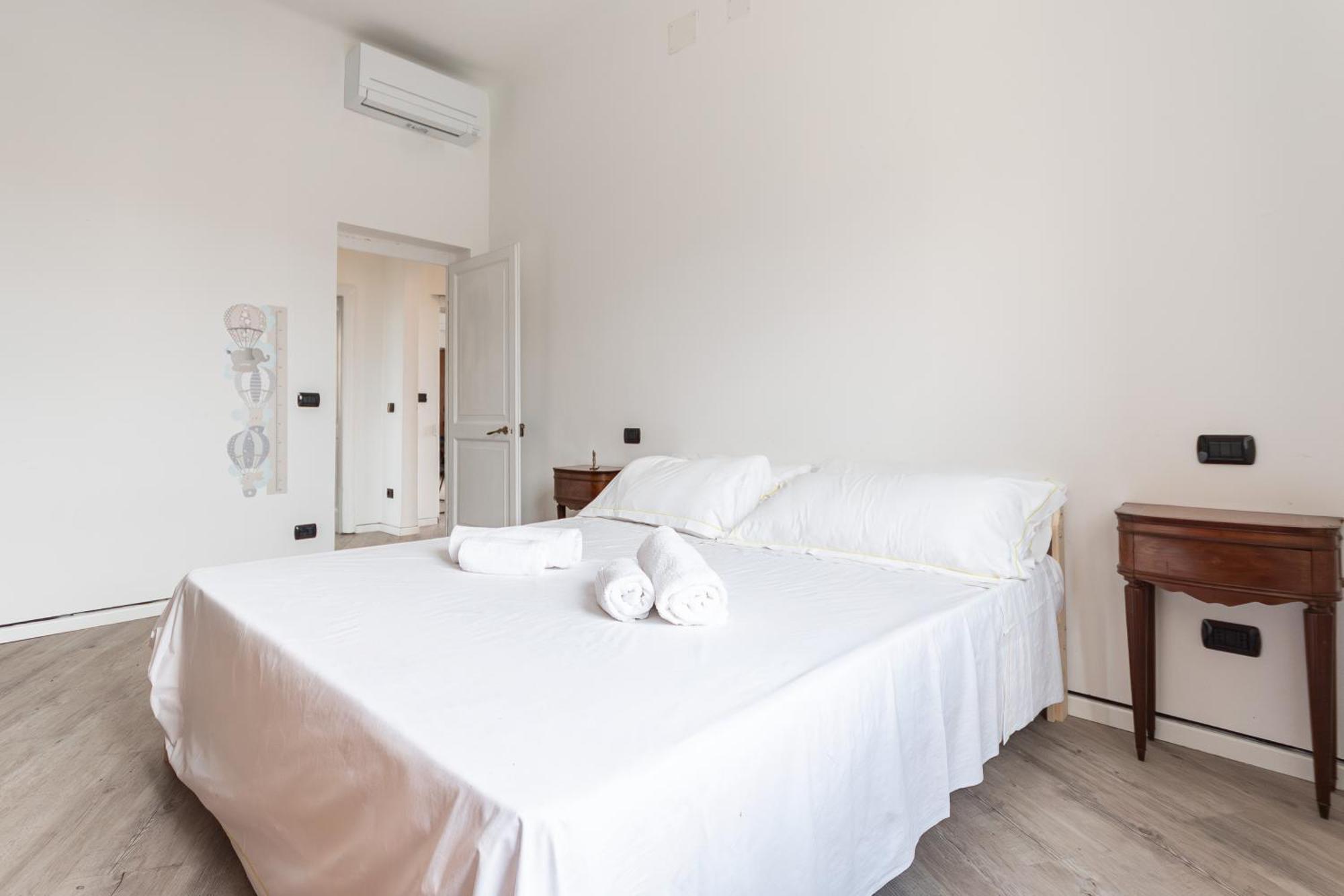 Spacious 3-Bedroom Apartment - 10 Min To City Center & 5 Min To Gaslini Hospital ジェノヴァ エクステリア 写真