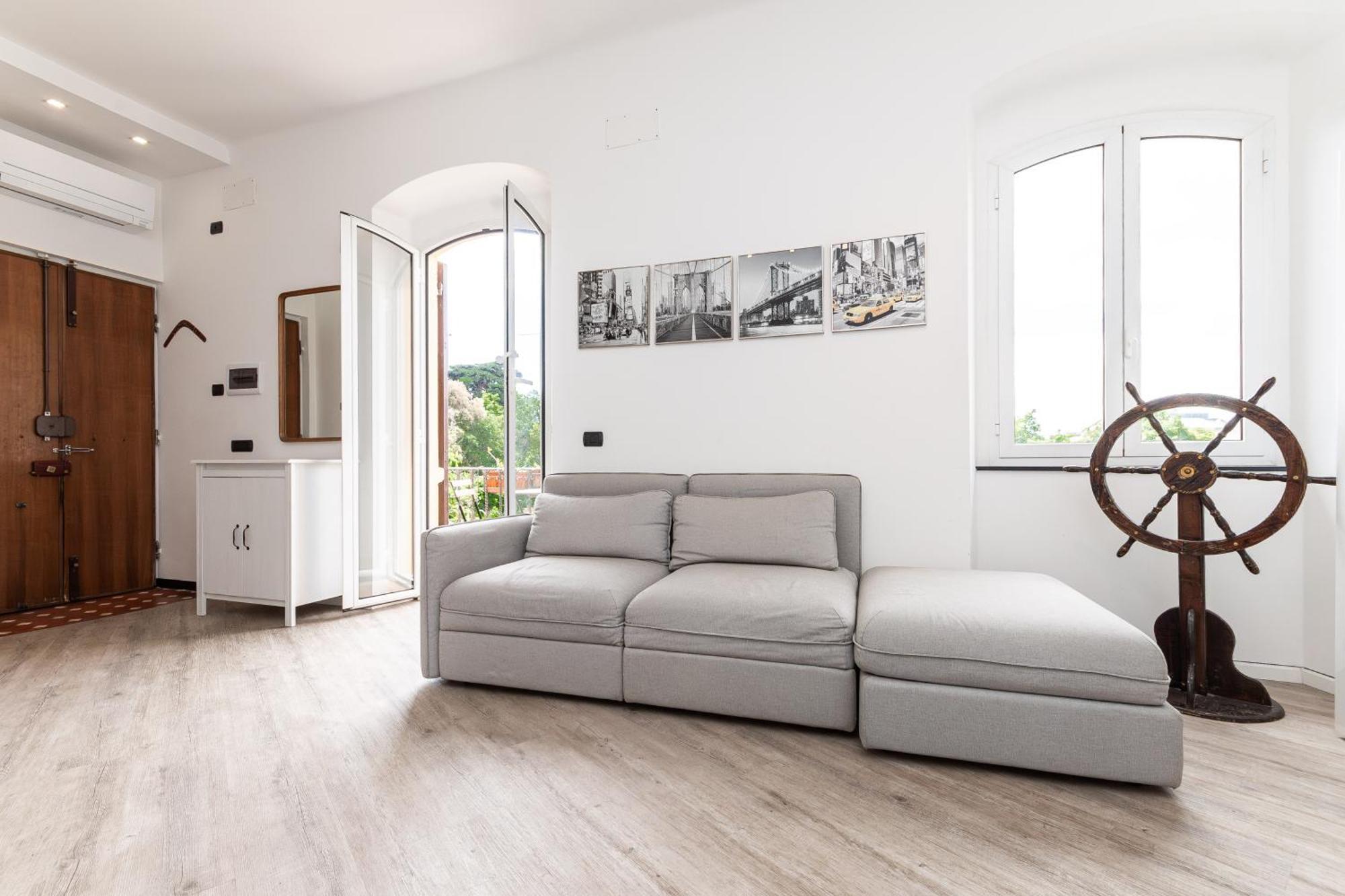 Spacious 3-Bedroom Apartment - 10 Min To City Center & 5 Min To Gaslini Hospital ジェノヴァ エクステリア 写真